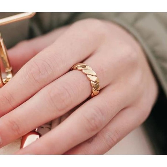 Gold Braided Twist Cuff Accent Ring Size 7 - Picture 2 of 3